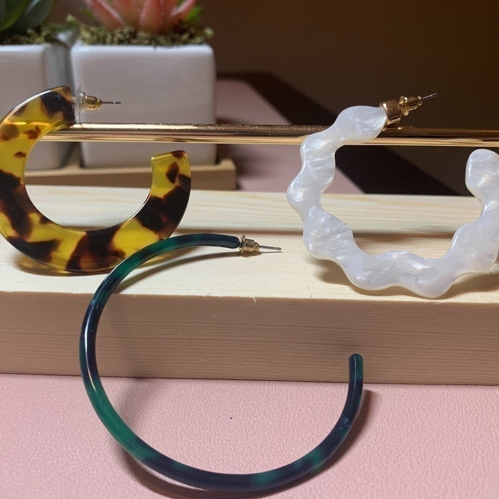 SALE💚 any 3 for $18 💚
𝅺 Tortoise Hoops Acrylic Earrings White, Green